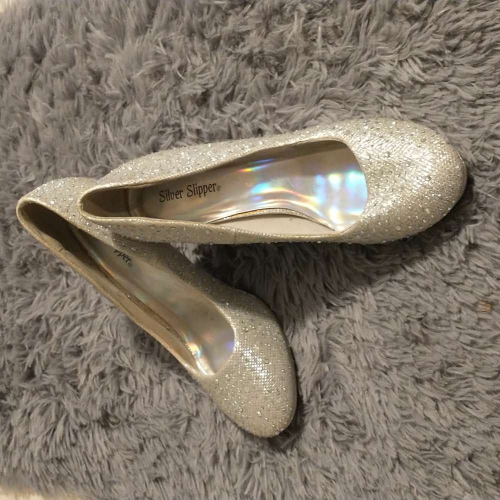 Silver Slipper ladies high heel 👠 shoes. Size 8.5